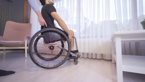 Behinderter-Jugendlicher-Im-Rollstuhl-Läuft-Durch-Das-Haus.